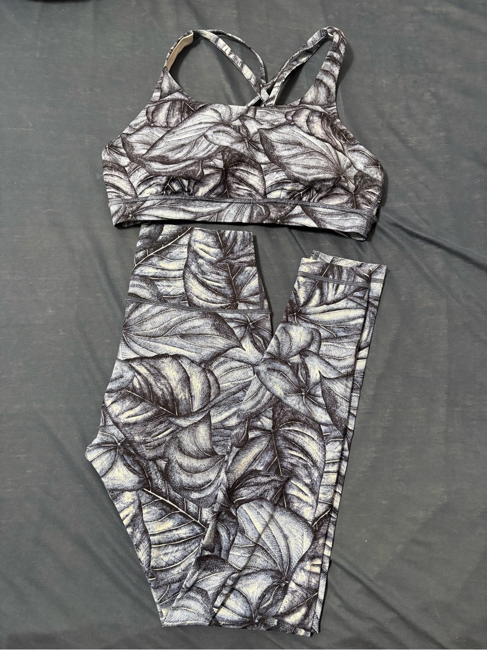 Lululemon bra and tight set